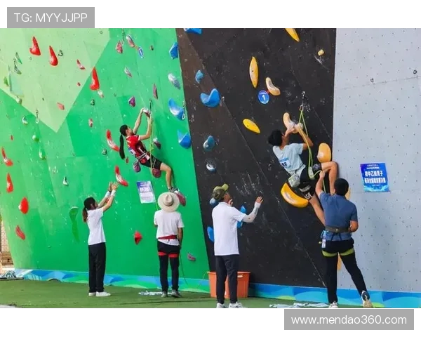 北京攀岩队的防反策略解析与攀岩热点探讨